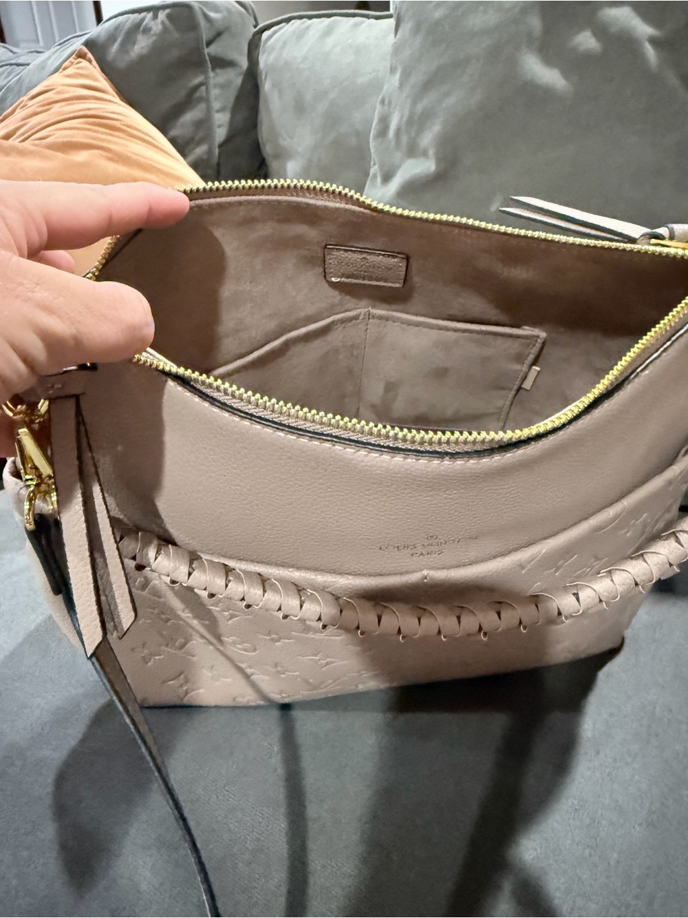 Louis Vuitton Women's Beige Leather Shoulder Bag - Elegant Neutral Tote